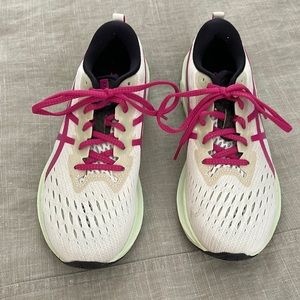 ASICS Novablast 2, size 9, only worn once. Didn’t feel good on my arches.